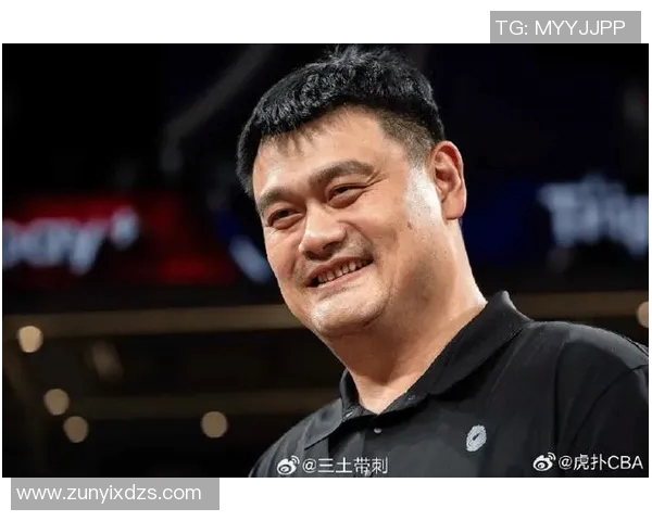 姚明在篮球场上的幽默瞬间揭示了他可爱的一面和傻乎乎的个性